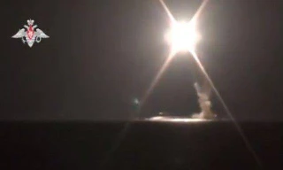 Tên lửa siêu thanh Zircon được phóng từ tàu ngầm hạt nhân. Ảnh: Bộ Quốc phòng Nga