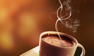 Trời lạnh nhâm nhi cốc cacao nóng thật tuyệt vời, tuy nhiên không phải ai cũng có thể vô tư uống