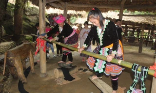 Phụ nữ bản Sin Suối Hồ là vải bằng đá. Ảnh: Cổng thông tin điện tử Lai Châu