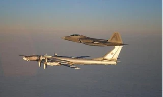 F-22 trong một lần áp sát Tu-95MS Nga.