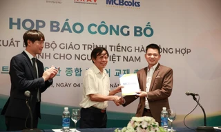 Đại diện Chính phủ Hàn Quốc và Hội Nghiên cứu khoa học về Hàn Quốc của Việt Nam trao quyết định cho phép Công ty Cổ phần sách MCBooks được xuất bản cuốn Giáo trình tiếng Hàn tổng hợp cho người Việt Nam.