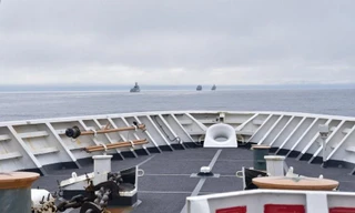 Hình ảnh chụp từ tàu tuần duyên Mỹ cho thấy các tàu chiến Trung Quốc trên vùng biển ngoài khơi Alaska. Ảnh: Tuần duyên Mỹ.