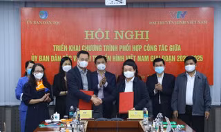 Bộ trưởng, Chủ nhiệm UBDT Hầu A Lềnh và Tổng Giám đốc Đài THVN Lê Ngọc Quang đã ký kết Chương trình phối hợp công tác giữa hai cơ quan giai đoạn 2021-2025. Ảnh: Ủy ban Dân tộc