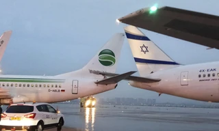 Các máy bay hạ cánh tại sân bay Tel Aviv của Israel. Ảnh: AP