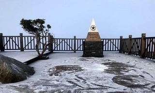 Sương muối phủ trắng đỉnh Fansipan, nhiệt độ dưới 0 độ C