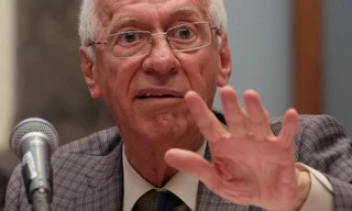 Ông Valero đã nhét cuốn sách vào bên trong tờ báo và cố gắng rời khỏi tiệm sách ở Buenos Aires. Ảnh: Cuartoscuro.