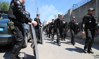 Hàng trăm lính Vệ binh quốc gia và cảnh sát được triển khai tới dập tắt bạo loạn. Ảnh: AP