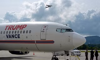 Máy bay chở ứng viên Phó Tổng thống Mỹ gặp sự cố 