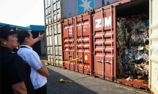Các container rác thải sinh hoạt dán nhãn phế liệu nhựa vẫn tồn đọng tại cảng ở Philippines hơn 6 năm nay