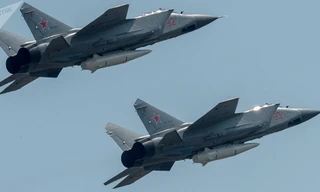 Tiêm kích đánh chặn siêu thanh MiG-31BM tiếp nhiên liệu trên không