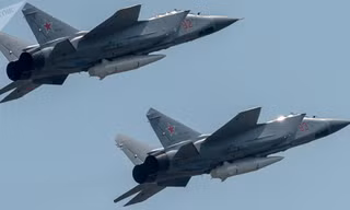 Tiêm kích đánh chặn siêu thanh MiG-31BM tiếp nhiên liệu trên không