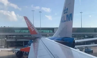 Cận cảnh hai máy bay va chạm ở Schiphol. Ảnh: Reuters