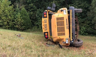 Lật xe buýt đưa đón học sinh, 8 người thương vong