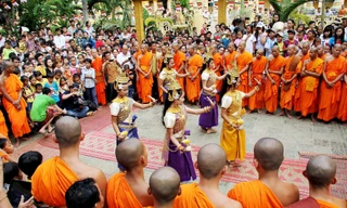 Hoạt động mừng tết Chol Chnam Thmay tại một ngôi chùa Khmer ở Trà Vinh. Ảnh: Duy Quang.