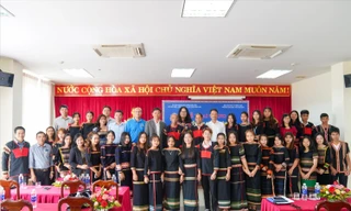 Học viên và các nghệ nhân chụp ảnh kỷ niệm tại Lễ khai giảng