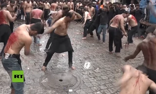 Kinh hoàng hình ảnh người Hồi giáo tự cầm kiếm làm mình bị thương