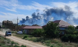 Khói bốc lên sau vụ nổ kho đạn tại sân bay quân sự Nga, ngày 9/8/2022. (Ảnh: Reuters/TTXVN)