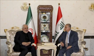 Ngoại trưởng Iraq Mohammed al-Hakim (phải) và người đồng cấp Iran Mohammad Javad Zarif tại cuộc gặp ở Baghdad ngày 26/5/2019. Ảnh: AFP/TTXVN