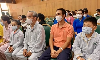 Vụ cháy chung cư mini: Hai bố con thoát chết ngoạn mục nhờ thùng nước tưới cây