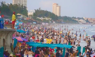 Biển Vũng Tàu ken đặc người trong ngày mùng 2 Tết