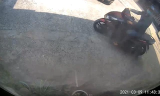 Cận cảnh kẻ gian vào nhà trộm nhẫn kim cương hàng trăm triệu chỉ trong 1 phút