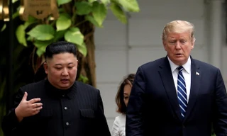 Nhà lãnh đạo Triều Tiên Kim Jong Un (bên trái) cùng trao đổi với Tổng thống Mỹ Donal Trump (bên phải). Ảnh: Tiền Phong