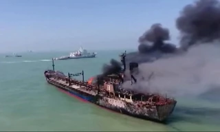 Tàu chở xăng đã bốc cháy sau va chạm với tàu chở dầu ở khu vực ngoài khơi gần Thượng Hải