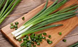 Hành lá hóa 'thuốc độc' khi kết hợp với một số thực phẩm, chớ dại ăn chung