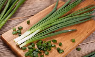 Hành lá hóa 'thuốc độc' khi kết hợp với một số thực phẩm, chớ dại ăn chung