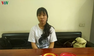 Lưu Thị Kim Anh và tang vật là 3 chiếc kiềng vàng trộm của bạn thân.