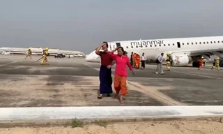 Nhiều hành khách hốt hoảng vội vã rời khỏi sân bay. Ảnh: Reuters