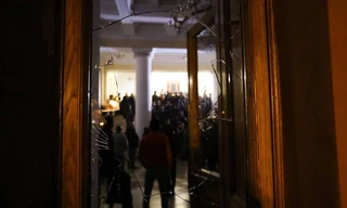 Người biểu tình đập phá tòa nhà quốc hội. Ảnh: Tass