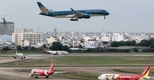 Sân bay Tân Sơn Nhất tạm đóng một đường băng