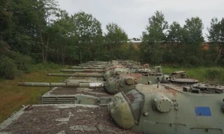 Các xe tăng Leopard 1 đã ngừng hoạt động tại căn cứ lưu trữ. Ảnh: Youtube