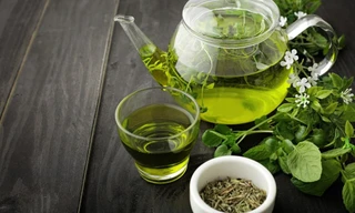 Uống trà xanh mỗi ngày mang lại lợi ích sức khỏe tuyệt vời, nhưng những người này nên tránh xa