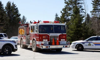 Xe cảnh sát và xe cứu hỏa trên đường phố Portapique hôm 19/4. trong lúc cảnh sát truy lùng tay súng. Ảnh: Reuters.