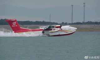 Thủy phi cơ khổng lồ của Trung Quốc lần đầu cất cánh từ mặt nước