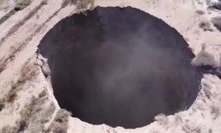 'Hố tử thần' khổng lồ đầy bí ẩn xuất hiện ở Chile