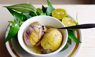 Trứng vịt lộn cùng rau răm, gừng, hạt tiêu giúp cân bằng âm dương trong cơ thể.