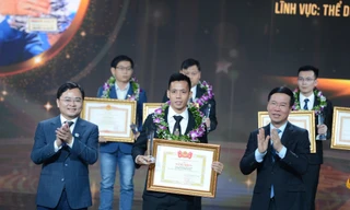 Ủy viên Bộ Chính trị, Thường trực Ban Bí thư Võ Văn Thưởng và Ủy viên T.Ư Đảng, Bí thư Thứ nhất T.Ư Đoàn, Chủ tịch T.Ư Hội Liên hiệp Thanh niên Việt Nam Nguyễn Anh Tuấn trao khen thưởng cho các Gương mặt trẻ Việt Nam tiêu biêu năm 2020.