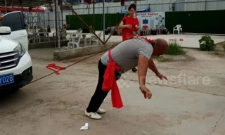 Bậc thầy Kung Fu kéo xe hơi bằng... tai