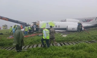 Ấn Độ: Máy bay hạ cánh trượt đường băng, gãy làm đôi