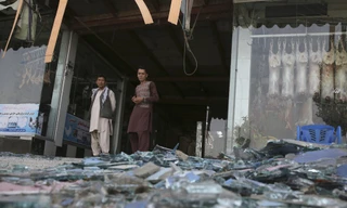 Các mảnh kính vỡ vụn sau vụ đánh bom. Ảnh: AP