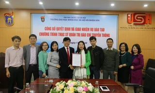 GS.TS Hoàng Anh Tuấn - Phó Hiệu trưởng Trường ĐHKHXH&NV trao quyết định và chính thức giao nhiệm vụ đào tạo ngành Thạc sỹ Quản trị Báo chí truyền thông cho Viện Đào tạo Báo chí và Truyền thông.