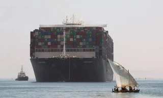 Tàu Ever Given rời kênh đào Suez hồi tháng 7 vừa qua. Ảnh: EPA