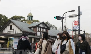 Người dân đeo khẩu trang phòng tránh lây nhiễm dịch COVID-19 tại Tokyo, Nhật Bản. Ảnh: THX/TTXVN