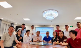 Nhà báo Lê Xuân Sơn ( ngồi thứ 4 từ trái vào) và nhà báo Phùng Công Sưởng ( ngoài cùng bên trái) chụp ảnh lưu niệm cùng các gương mặt trẻ.