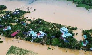 Bão Trà Mi gây ngập lụt diện rộng, hàng trăm ngôi nhà hư hỏng, tốc mái
