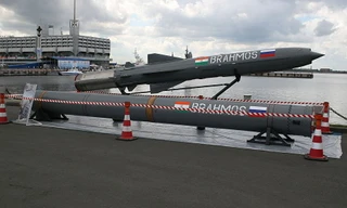 Tên lửa hành trình siêu thanh BrahMos do Ấn Độ và Nga hợp tác phát triển.