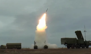 Những cú bắn ngoạn mục của các hệ thống tên lửa phòng không S-400 gần Astrakhan. Ảnh: Cắt clip